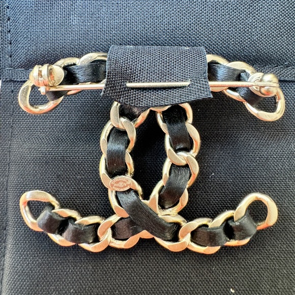 CHANEL 18V CLASSIC GOLD TONE LARGE BIG CC LOGO CHAIN BLACK LEATHER BROOCH PIN - Picture 5 of 10